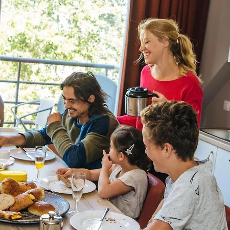 Deluxe Holiday For 2 Adults And 3 Children Apartament